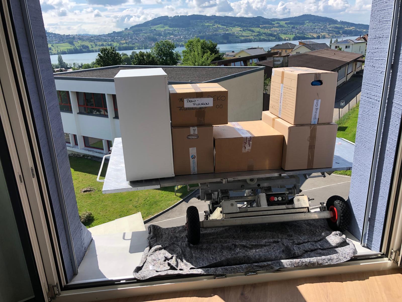 Möbellift in Aktion an einer Fassade